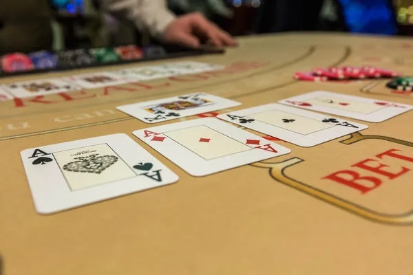 重點在於手牌能否跟牌桌上組成牌型